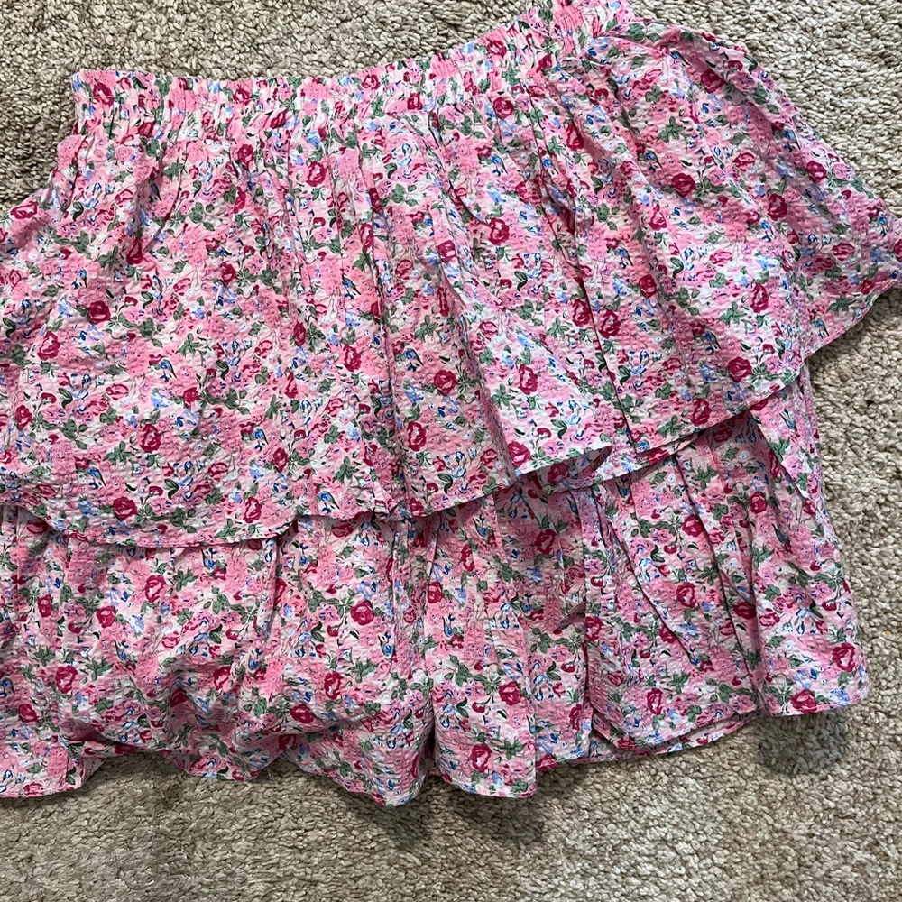 super cute floral ruffle skirt!!